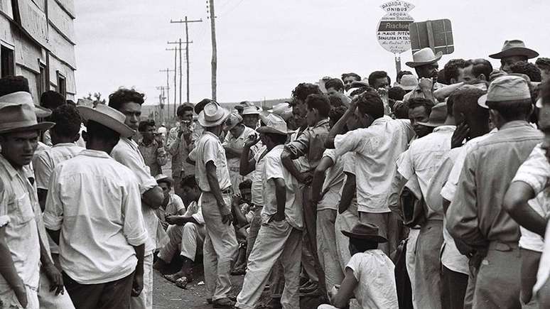 Fila de candangos, os operários migrantes que ergueram Brasília; cidade foi construída em menos de quatro anos