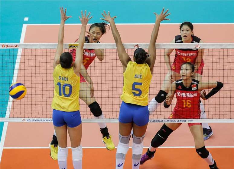 Brasil é derrotado pela China no vôlei feminino.