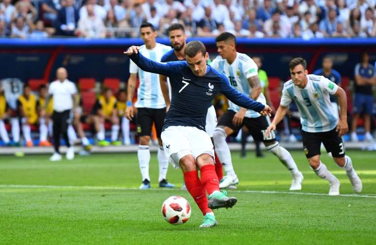 Griezmann chuta para marcar gol de pênalti contra a Argentina
 30/6/2018     REUTERS/Dylan Martinez