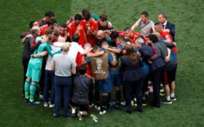 Soccer Football - World Cup - Round of 16 - Spain vs Russia - Luzhniki Stadium, Moscow, Russia - July 1, 2018  Spain players huddle during the break before extra time  REUTERS/Maxim Shemetov