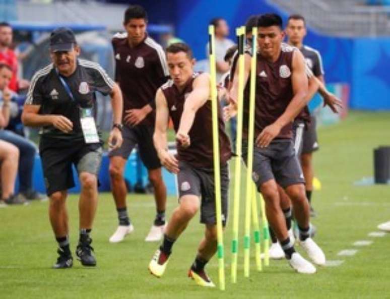M&eacute;xico treina para enfrentar Brasil 
 1/7/2018      REUTERS/David Gray