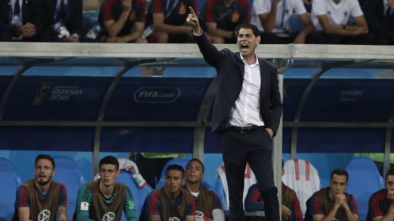 Após eliminação, Fernando Hierro mantem o alerta ligado, mas espera decisão da federação para definir sua permanência no comando da seleção (Foto: ADRIAN DENNIS / AFP)