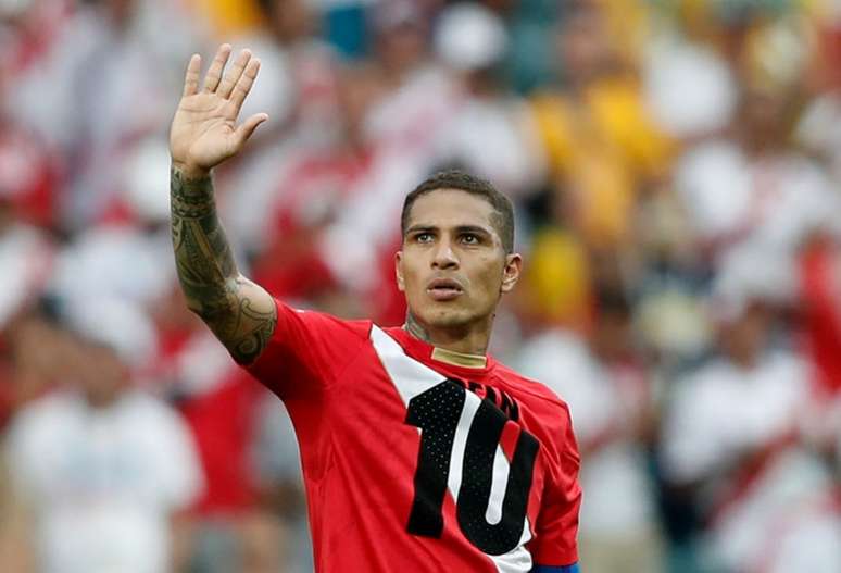 Guerrero, a princípio, não deve mais jogar com a camisa do Flamengo, antes de resolver sua situação (Foto: ADRIAN DENNIS / AFP)
