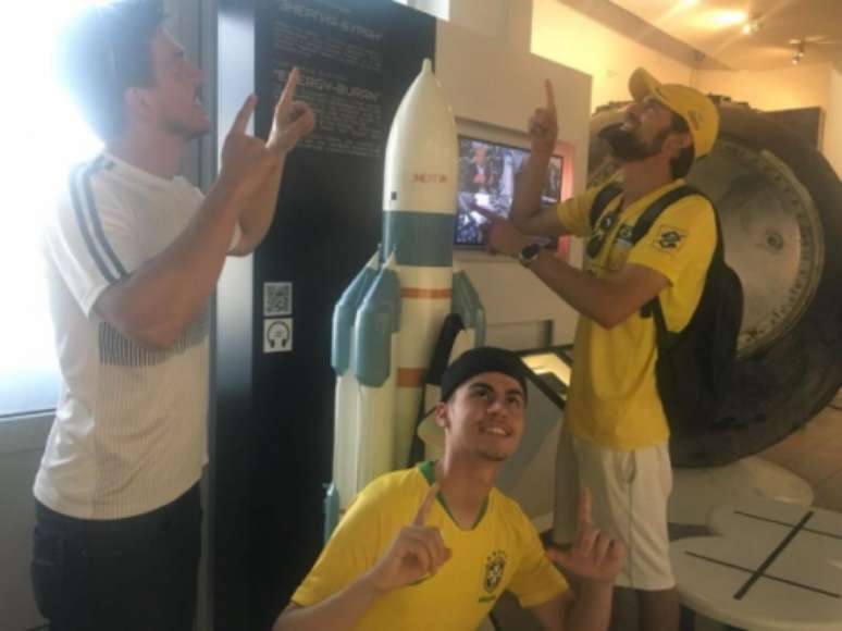 Torcedores brasileiros visitaram museu aeroespacial de Samara antes do jogo: na segunda, esperam equipe voando!