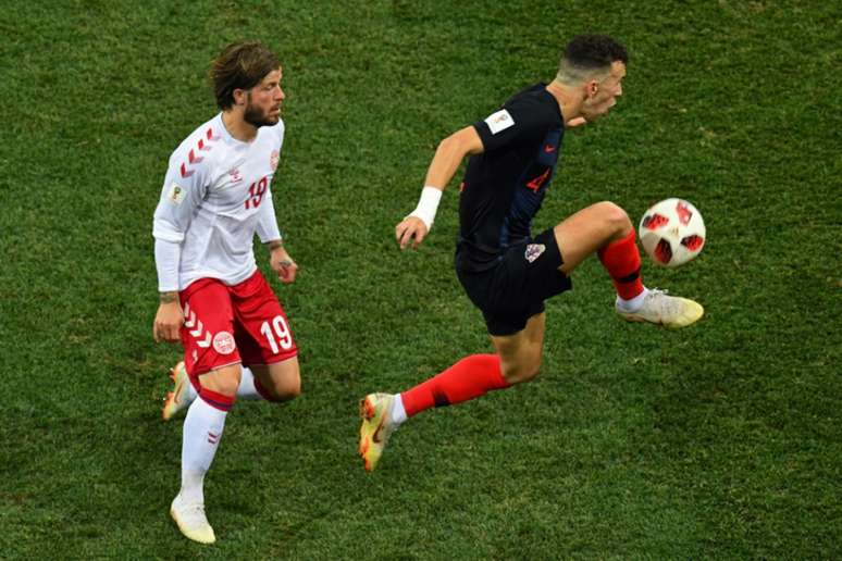 Perisic se antecipa e domina a bola, com Shone observando. Uma das três maiores estrelas da Croácia, o camisa 4 teve uma atuação burocrática contra a Dinamarca (AFP)