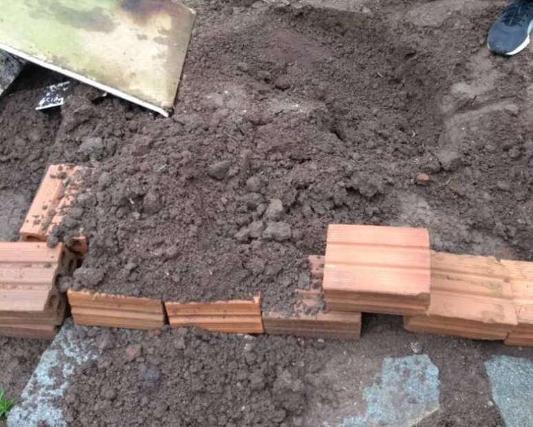 Corpo foi enterrado em cova improvisada no quintal