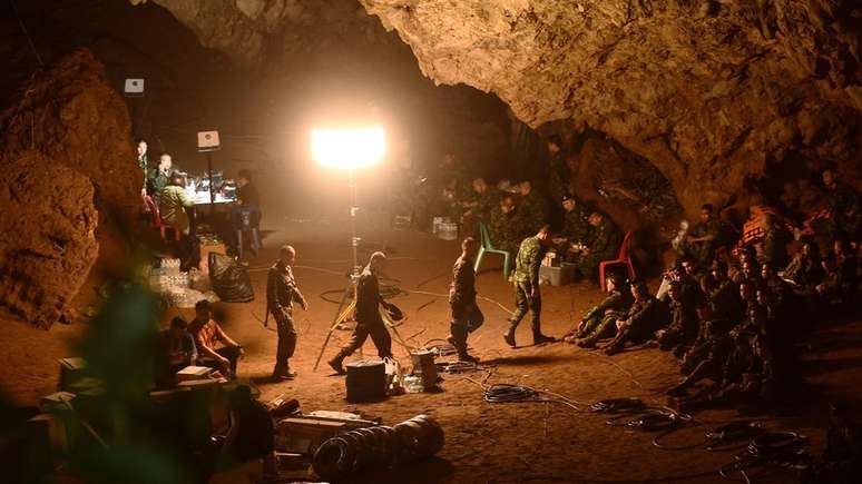 Militares tailandeses estão tentando conter a elevação das águas dentro da caverna