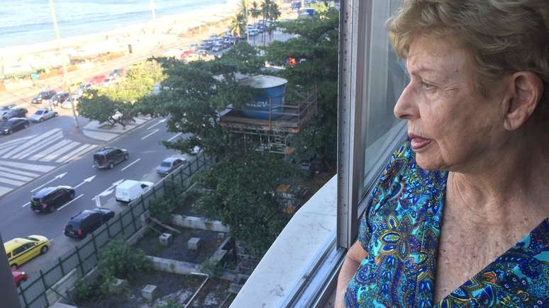 A moradora Alice Gonzaga, vizinha &agrave; obra, manda cartas com frequ&ecirc;ncia a autoridades e jornais cariocas se queixando de 'descaso' e pedindo que cal&ccedil;ada ocupada por tapumes seja liberada/ Foto: J&uacute;lia Dias Carneiro/BBC News Brasil