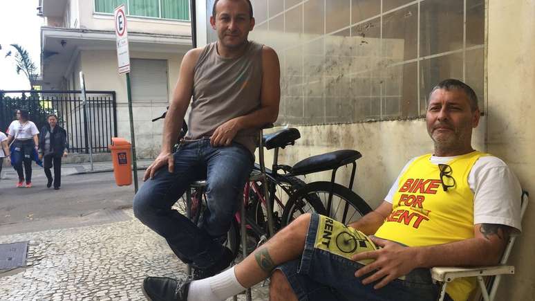 O chaveiro Ant&ocirc;nio Leit&atilde;o (&agrave; esquerda), que h&aacute; 15 anos trabalha ao lado do terreno onde o MIS est&aacute; sendo constru&iacute;do, diz sentir falta da antiga Help, casa noturna frequentada por turistas e garotas de programa que foi demolida para dar lugar ao museu/ Foto: J&uacute;lia Dias Carneiro/BBC News Brasil