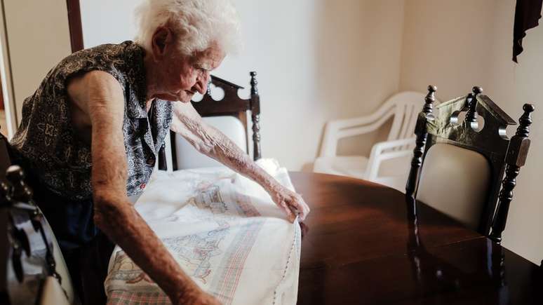 Armelinda tem cinco filhos, 19 netos e 25 bisnetos, mas pouco se lembra deles