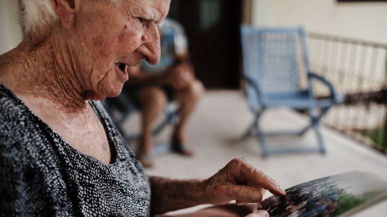 Fam&iacute;lia usa fotos antigas para estimular a mem&oacute;ria de Armelinda