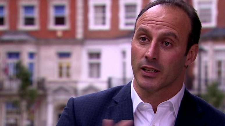 Ramon Vega, que jogou na sele&ccedil;&atilde;o su&iacute;&ccedil;a entre 1993 e 2001, diz que idioma era barreira relevante