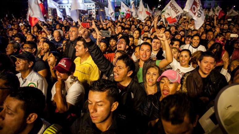 Eleitores de Andrés Manuel López Obrador acompanham discurso em que ele prometeu "erradicar a corrupção"