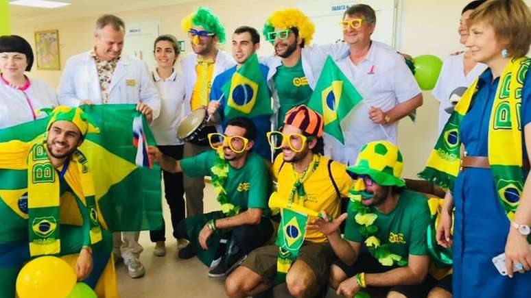 Vestidos de verde e amarelo, os brasileiros distribuíram presentes e brincaram com as crianças que estão passando por tratamento de quimioterapia