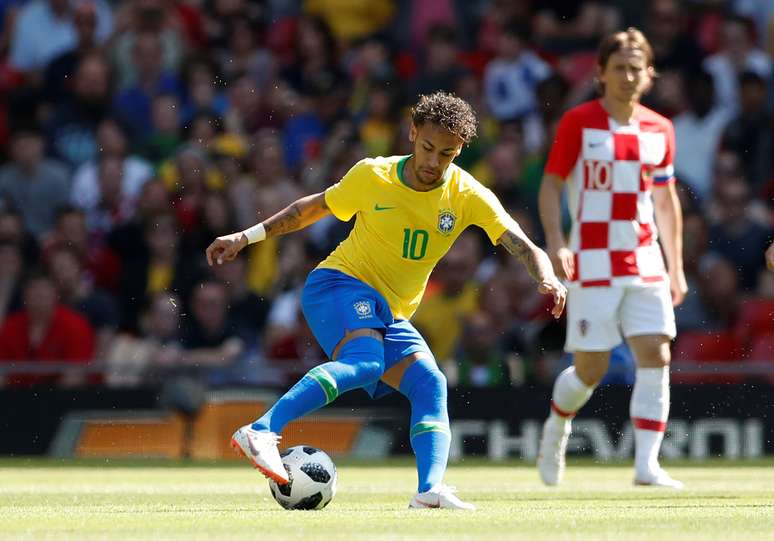 Neymar é observado por Modric em amistoso pouco antes do início da Copa do Mundo