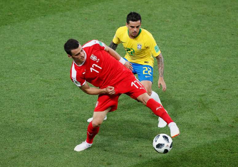 Fabner marca Filip Kostic, atacante da Sérvia