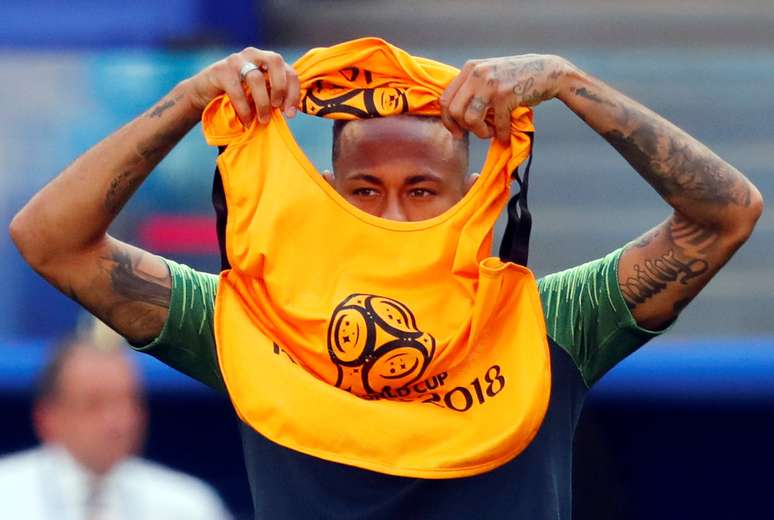 Neymar veste colete em treino da seleção
