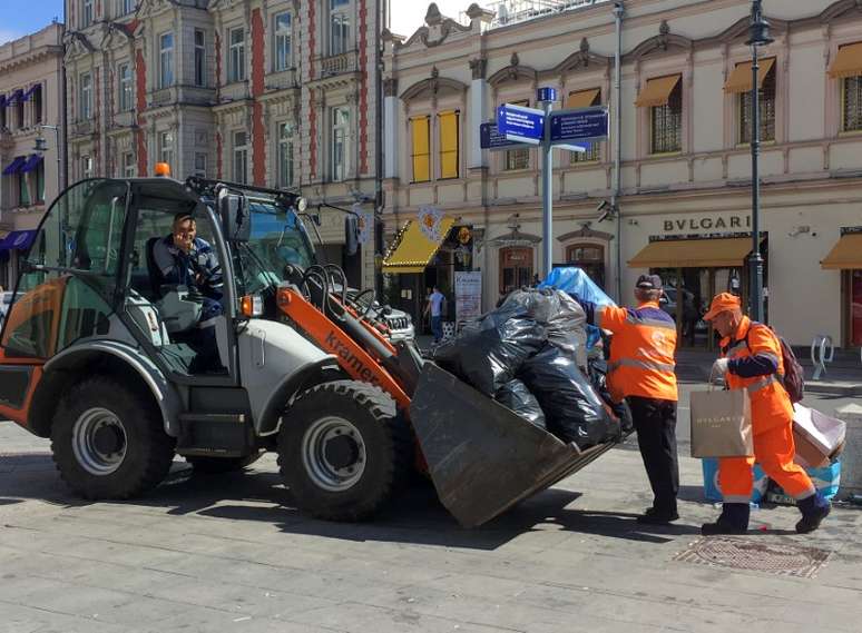 Equipes de limpeza trabalham em rua de Moscou 02/07/2018 REUTERS/Gabrielle Tetrault-Farber