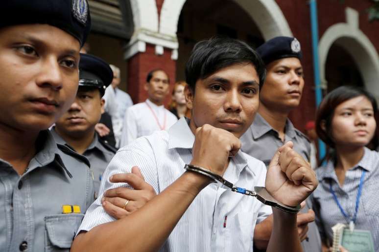 Jornalista da Reuters Kyaw Soe Oo, que está preso em Myanmar, é levado por policiais em tribunal 02/07/2018 REUTERS/Ann Wang