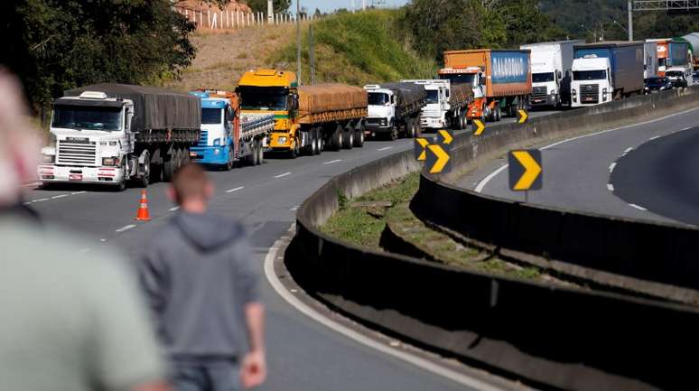 Caminhoneiros bloqueiam trecho da BR-116 durante greve