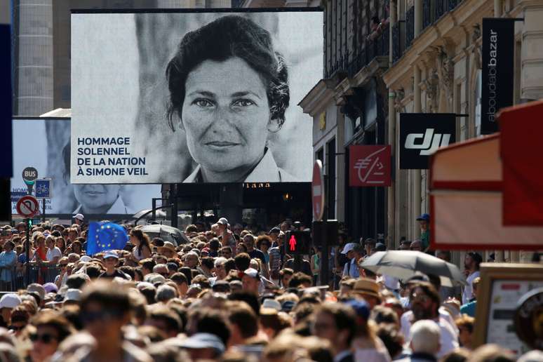 Pessoas se reúnem perto do Panteão de Paris antes de homenagem à ativista e sobrevivente do Holocausto Simone Veil, na França 01/07/2018  REUTERS/Pascal Rossignol 