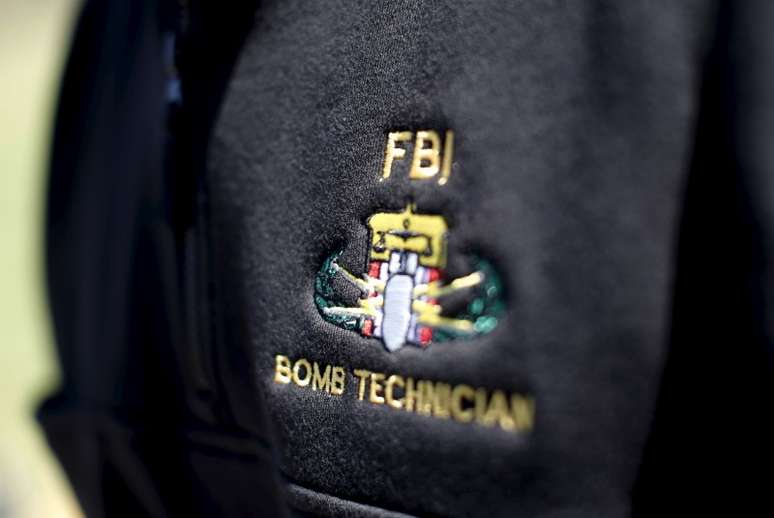 Jaqueta com logo de especialista em bomba do FBI
05/04/2016
REUTERS/Mike Segar