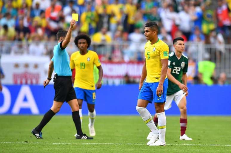 Casemiro recebe cartão amarelo em partida contra o México 02/07/2018  REUTERS/Dylan Martinez
