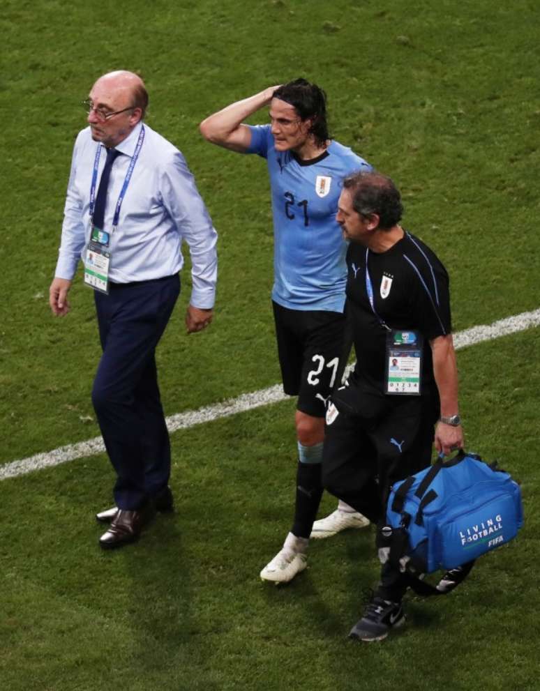 Edinson Cavani deixa o campo lesionado 30/06/2018    REUTERS/Sergio Perez
