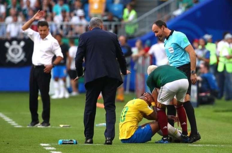 Neymar caído após sofrer falta, sendo observador pelos técnicos do Brasil e do México 02/07/2017 REUTERS/Michael Dalder