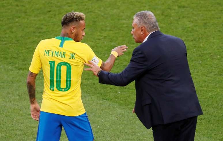 Tite e Neymar em jogo da seleção brasileira na Copa da Rússia 27/06/2018   REUTERS/Maxim Shemetov