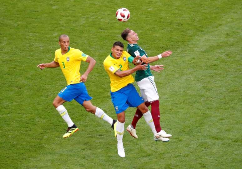 Miranda e Thiago Silva em jogo do Brasil contra o M&eacute;xico
 2/7/2018     REUTERS/David Gray