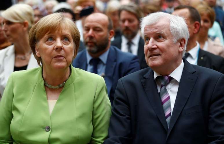 Primeira-ministra alemã, Angela Merkel, e o ministro do Interior, Horst Seehofer, participam de evento no mês passado em Berlim
20/06/2018
REUTERS/Hannibal Hanschke