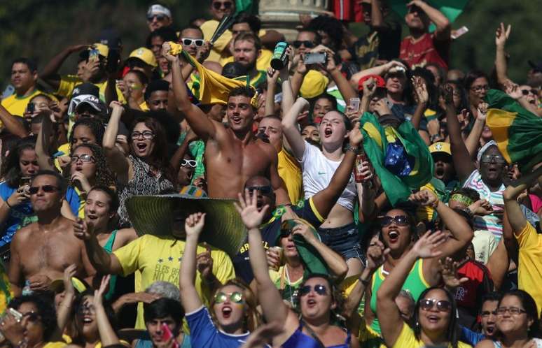 Torcedores do Brasil comemoram gol no Rio de Janeiro
  2/7/2018    REUTERS/Ricardo Moraes 