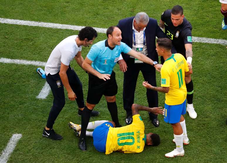 Neymar sofre pisão desleal de Layun com a bola parada