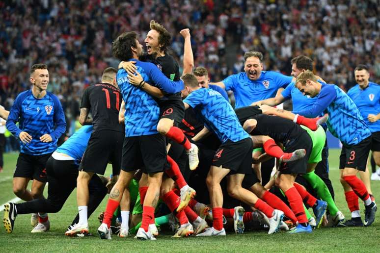 Croatas explodem de alegria após a cobrança certeira de Rakitic definir a vitória sobre a Dinamarca nos pênaltis. Resultado leva a equipe às quartas de final da Copa, quando ela enfrentará a anfitriã Rússia (AFP)