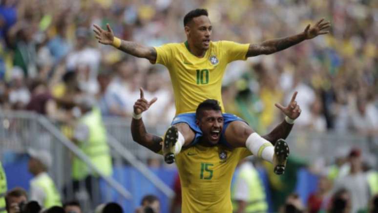 Paulinho 'ajudou' Neymar a comemorar o gol marcado contra os mexicanos (Foto: André Mourão / MoWA Press)