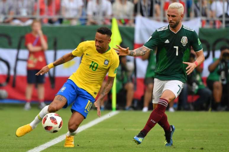 Miguel Layun se envolveu em lance forte com Neymar (Foto: AFP)