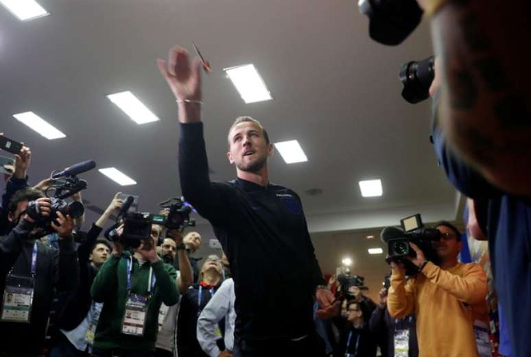 Harry Kane joga dardos antes de dar entrevista