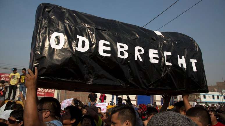 Protesto contra a Odebrecht no Peru; escândalo se espalhou do Brasil para a América Latina