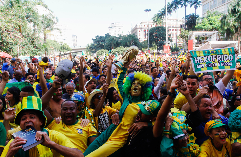Explos&atilde;o de alegria: a torcida vibra demais com o gol de Neymar, o primeiro contra o M&eacute;xico, no Vale do Anhangaba&uacute;