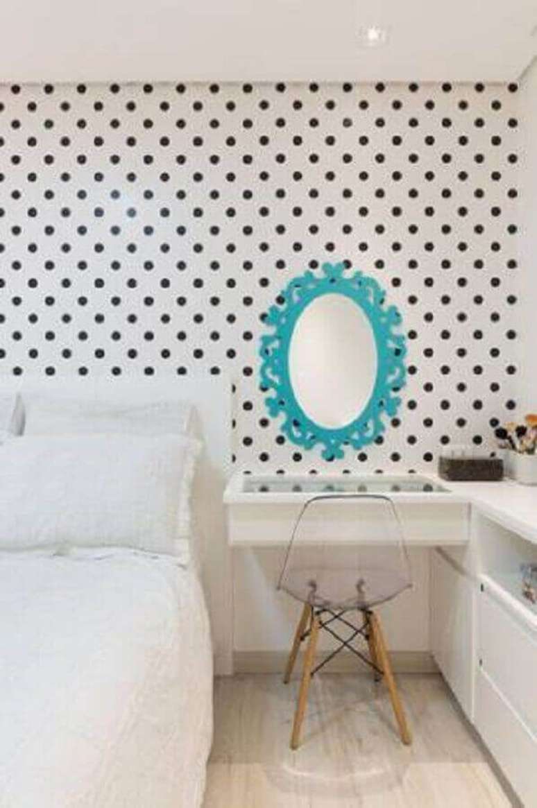 19. O tom de azul e estilo provençal do espelho para quarto foram o grande destaque da decoração clean