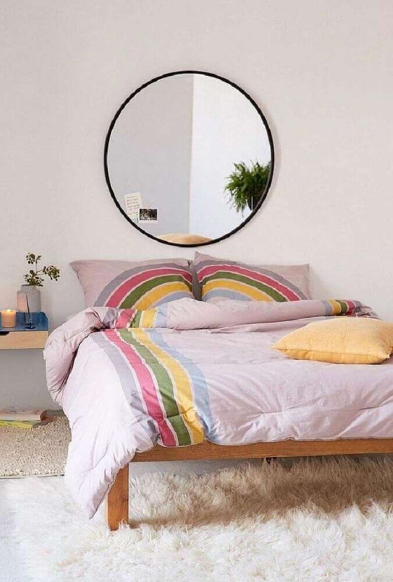 21. Modelo redondo de espelho de parede para quarto decorando a cabeceira da cama