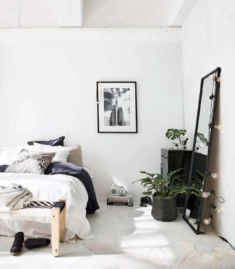 25. Decoração minimalista e moderna com espelho para quarto apoiado na parede
