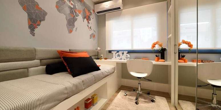 13. Decoração moderna para quarto de solteiro com adesivo de mapa e roupeiro espelhado