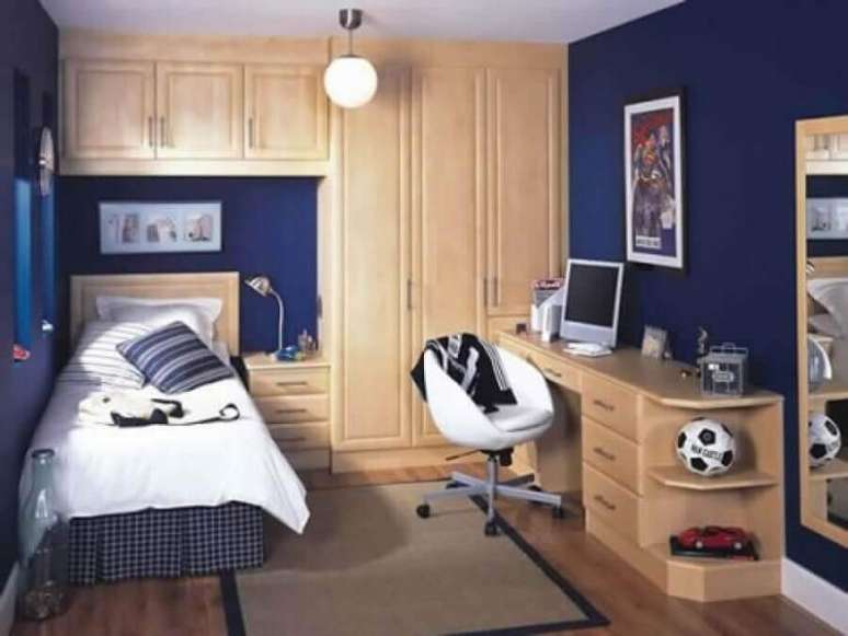 16. Decoração quarto de solteiro masculino em tons de azul com guarda roupa modulado solteiro