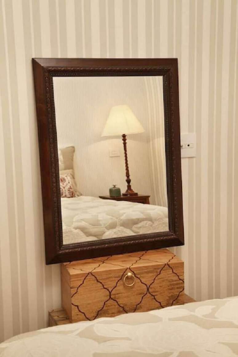 34. Os espelhos decorativos para quarto também podem ficar apenas apoiados sobre algum móvel