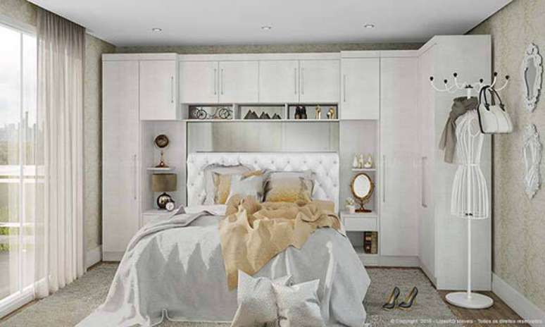 20 &ndash; Guarda roupa casal branco com criados mudos embutidos.