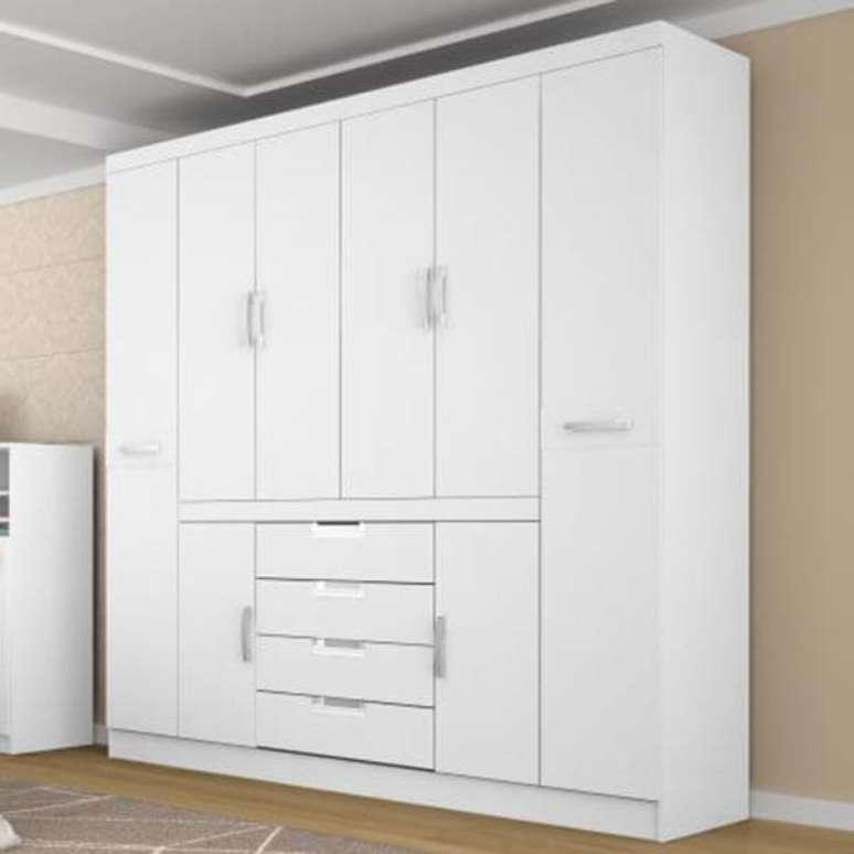 17 &ndash; Guarda roupa casal branco com oito portas e gavetas.
