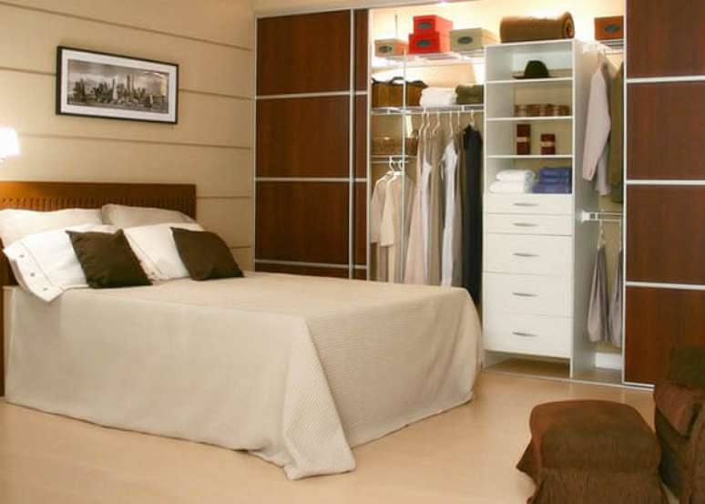 31 &ndash; Modelo de guarda roupa de casal com frisos na porta.