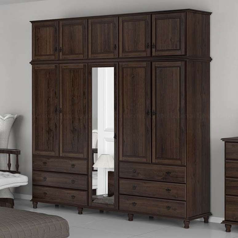 5- Guarda roupa casal grande retro em madeira escura.